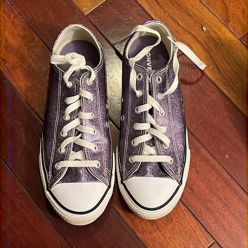 EUC Women’s Converse All Stars purple sparkle - Size 6